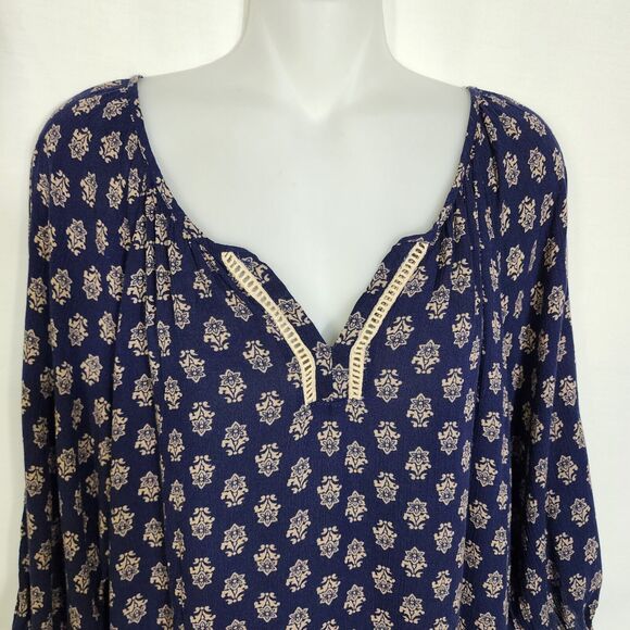 Fun2Fun Womens Blouse Medium Blue Floral 3/4 Sleeve Curved Hem Lattice V Neck - Picture 3 of 9